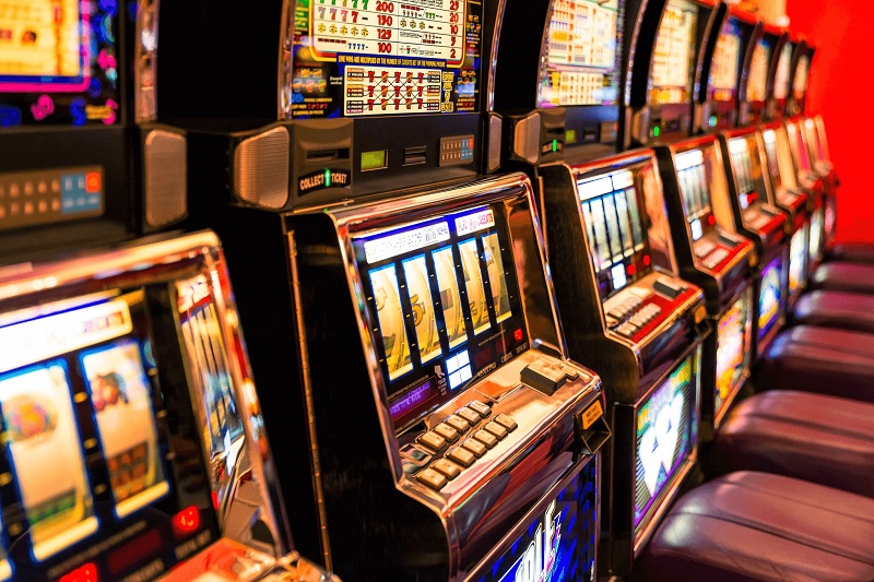 Should you always bet maximum in online slot games?