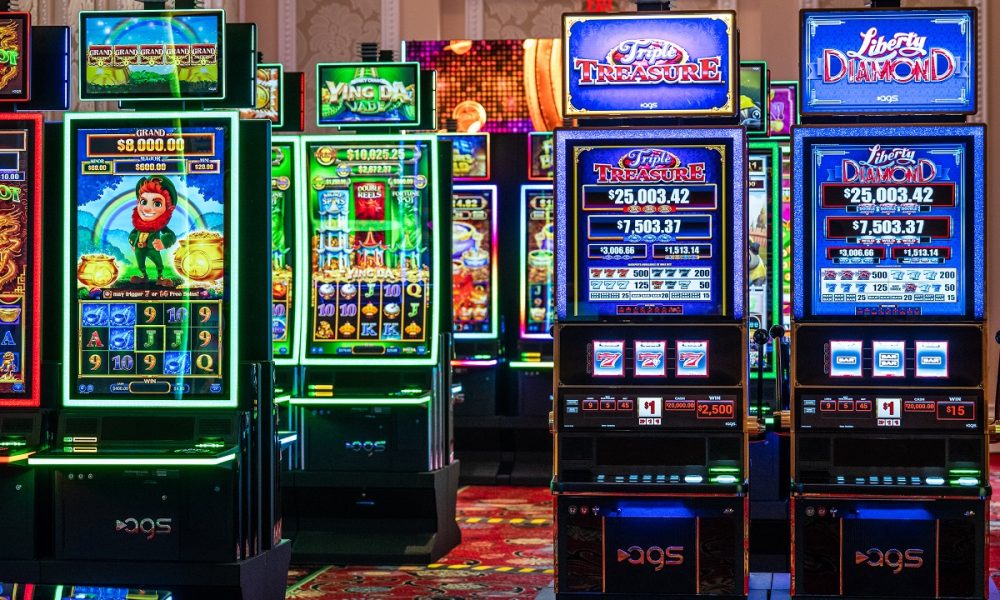 When does autoplay stop automatically during online slot gaming sessions?